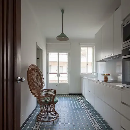 Art Deco Apartment Over Bolhao Market Apartment