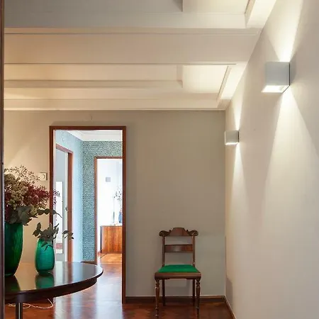 Art Deco Apartment Over Bolhao Market *