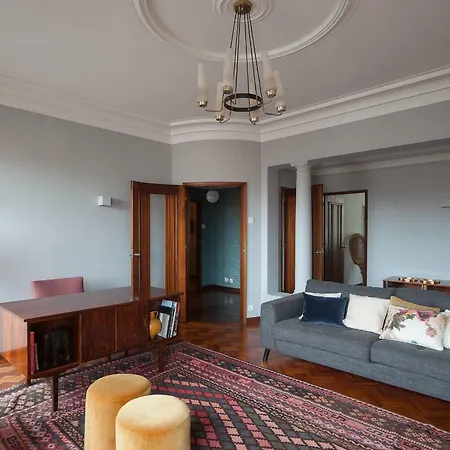Art Deco Apartment Over Bolhao Market *