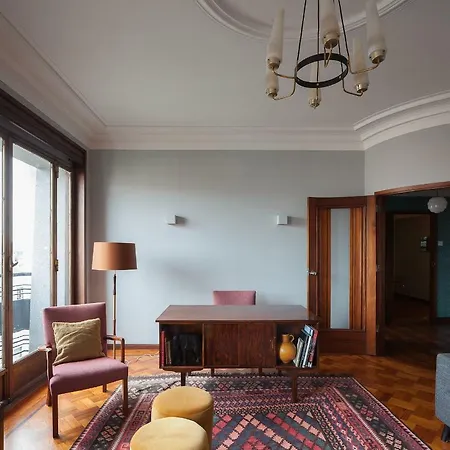 Art Deco Apartment Over Bolhao Market *